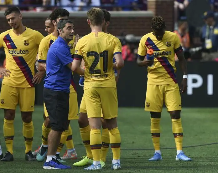 Valverde giving orders during the Napoli Barcelona match 