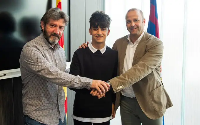 Txus Alba signing his contract