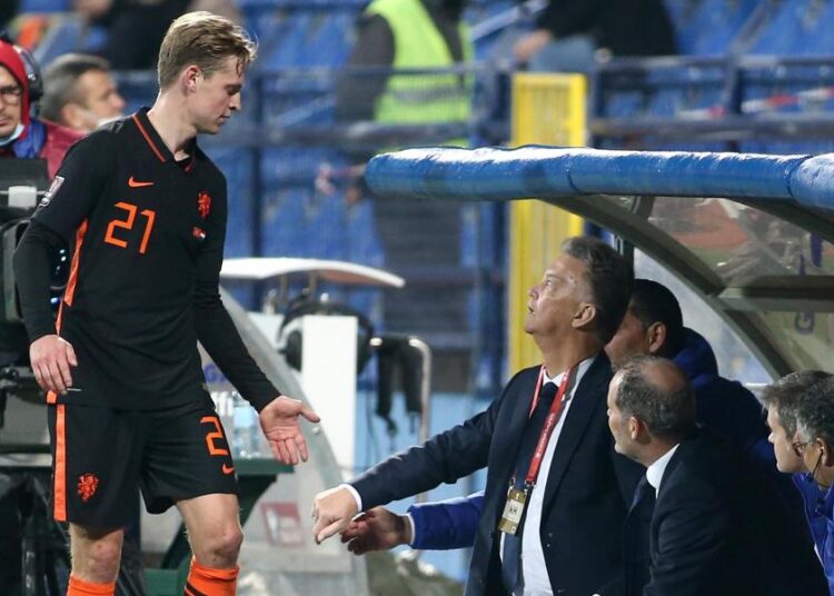 Van Gaal sees Frenkie as the ideal Busi replacement