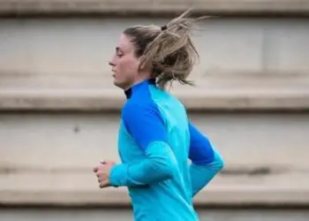 Alexia Putellas already touches the ball