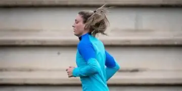 Alexia Putellas already touches the ball