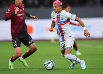 Garcia Pimienta helping Barca with Julián Araujo