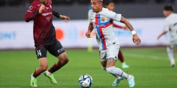 Garcia Pimienta helping Barca with Julián Araujo