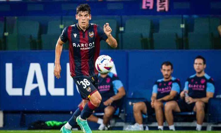 Is Alex Valle Poised to Replace Marcos Alonso at Barça?